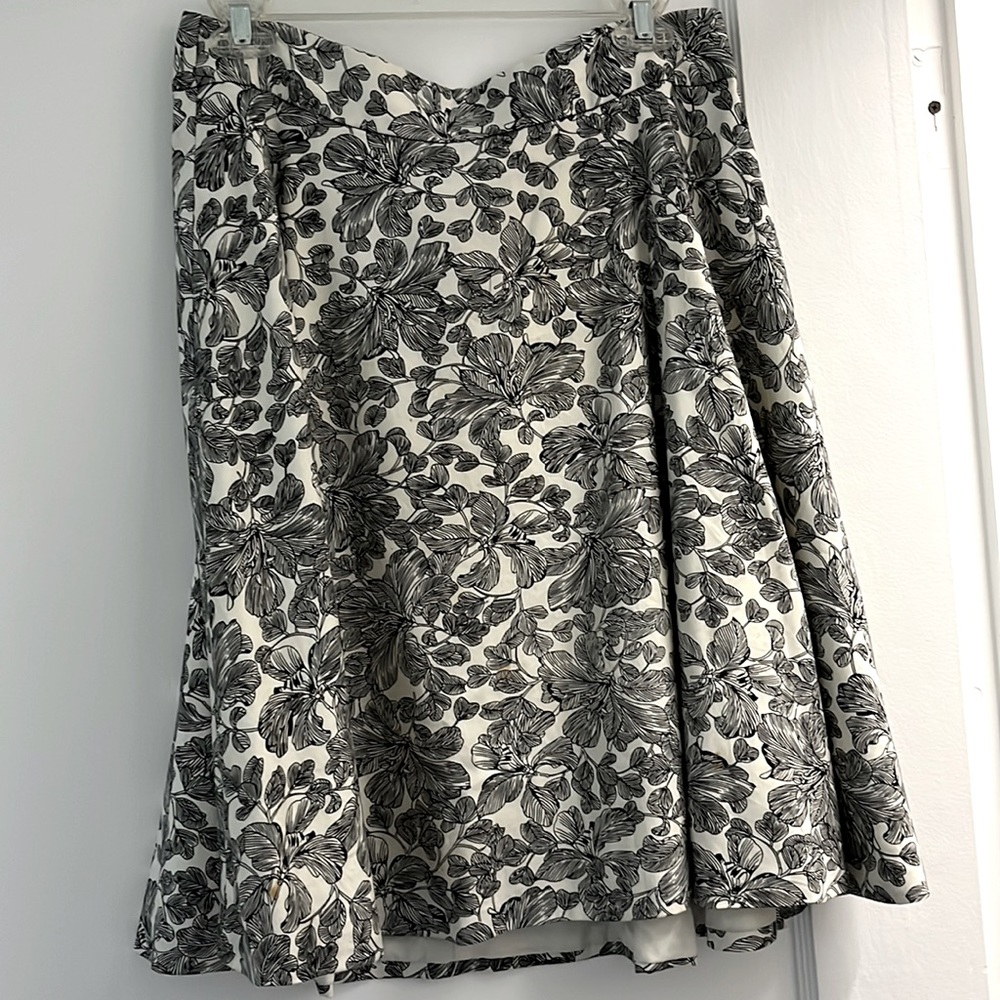 Black & white floral flared skirt